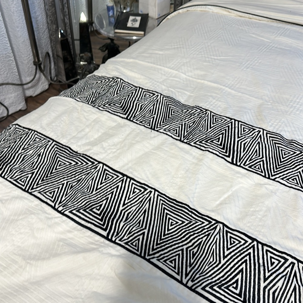 Catherine Malandrino Optic Cream / Black Queen Duvet Cover / Comforter / Blanket - Picture 4 of 8